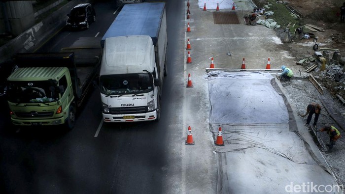 Antrean panjang kendaraan terlihat di Tol Jakarta-Cikampek (Japek). Kemacetan diketahui terjadi imbas pengerjaan konstruksi bahu jalan di tol tersebut.