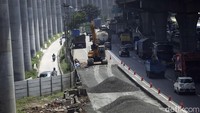 Sejumlah alat berat dikerahkan untuk menyelesaikan pengerjaan konstruksi di ruas jalan Tol Jakarta-Cikampek.
