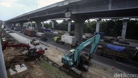 Pembatas jalan berupa traffic cone terpasang di sisi-sisi kontruksi yang tengah berlangsung di ruas Tol Jakarta-Cikampek (Japek).  