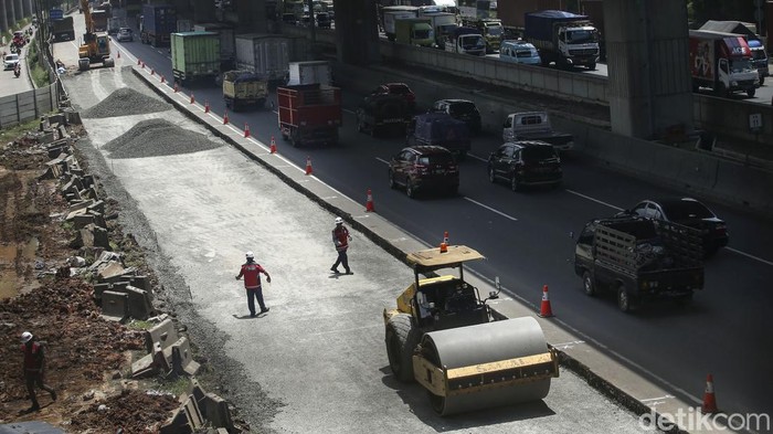 Antrean panjang kendaraan terlihat di Tol Jakarta-Cikampek (Japek). Kemacetan diketahui terjadi imbas pengerjaan konstruksi bahu jalan di tol tersebut.