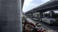 Begini kondisi di ruas Tol Jakarta-Cikampek (Japek) yang tampak tersendat imbas pengerjaan konstruksi di bahu jalan tol tersebut.