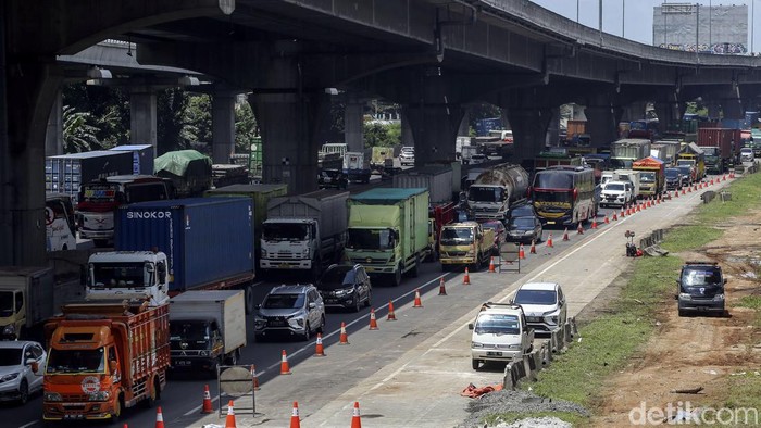 Tol Japek Macet Panjang, Ini Penyebabnya Antrean panjang kendaraan terlihat di Tol Jakarta-Cikampek (Japek). Kemacetan diketahui terjadi imbas pengerjaan konstruksi bahu jalan di tol tersebut.