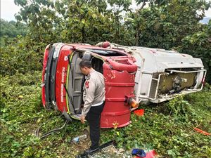 Truk Tangki Pengangkut BBM Terjun ke Jurang di Sukabumi