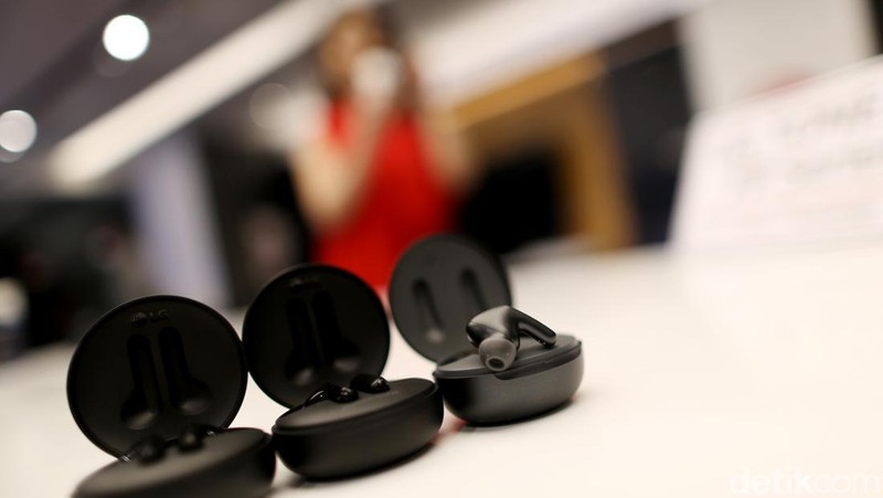 PT LG Electronics Indonesia (LG) mengenalkan True Wireless Speaker (TWS) anyar miliknya yang bernama LG TONE Free FP8 dan FP5. Seberapa hebat dan canggih sih?

Pengalaman audio lebih baik saat menikmati musik maupun melakukan panggilan yang berpadu dengan masa aktif pakai lebih panjang, menjadi tawaran utama LG TONE Free yang didukung tata suara Meridian ini.