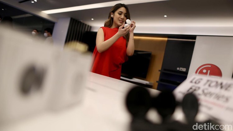 TWS Anyar dari LG Ini Usung UV Nano PT LG Electronics Indonesia (LG) mengenalkan True Wireless Speaker (TWS) anyar miliknya yang bernama LG TONE Free FP8 dan FP5. Seberapa hebat dan canggih sih?
Pengalaman audio lebih baik saat menikmati musik maupun melakukan panggilan yang berpadu dengan masa aktif pakai lebih panjang, menjadi tawaran utama LG TONE Free yang didukung tata suara Meridian ini.