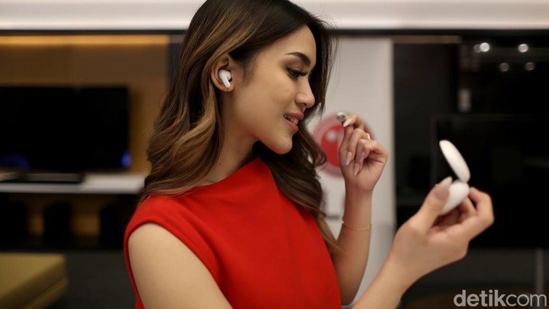 PT LG Electronics Indonesia (LG) mengenalkan True Wireless Speaker (TWS) anyar miliknya yang bernama LG TONE Free FP8 dan FP5. Seberapa hebat dan canggih sih?

Pengalaman audio lebih baik saat menikmati musik maupun melakukan panggilan yang berpadu dengan masa aktif pakai lebih panjang, menjadi tawaran utama LG TONE Free yang didukung tata suara Meridian ini.