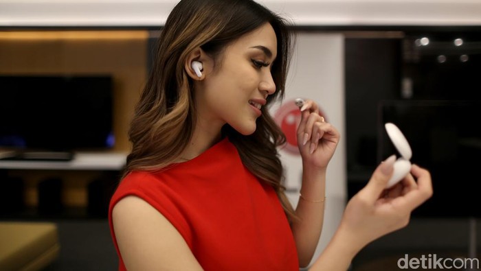 TWS Anyar dari LG Ini Usung UV Nano PT LG Electronics Indonesia (LG) mengenalkan True Wireless Speaker (TWS) anyar miliknya yang bernama LG TONE Free FP8 dan FP5. Seberapa hebat dan canggih sih?
Pengalaman audio lebih baik saat menikmati musik maupun melakukan panggilan yang berpadu dengan masa aktif pakai lebih panjang, menjadi tawaran utama LG TONE Free yang didukung tata suara Meridian ini.