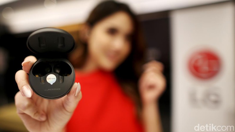 PT LG Electronics Indonesia (LG) mengenalkan True Wireless Speaker (TWS) anyar miliknya yang bernama LG TONE Free FP8 dan FP5. Seberapa hebat dan canggih sih?

Pengalaman audio lebih baik saat menikmati musik maupun melakukan panggilan yang berpadu dengan masa aktif pakai lebih panjang, menjadi tawaran utama LG TONE Free yang didukung tata suara Meridian ini.