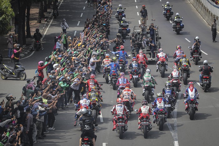 Veda Ega Pratama, Pembalap Umur 13 Tahun yang Ikut Parade MotoGP Jakarta Sejumlah pembalap MotoGP menyapa warga saat mengikuti parade di kawasan Jalan M.H.Thamrin, Jakarta, Rabu (16/3/2022). Parade digelar untuk memeriahkan seri kedua MotoGP yang akan diselenggarakan di Sirkuit Mandalika pada 18-20 Maret 2022. ANTARA FOTO/Dhemas Reviyanto/tom.