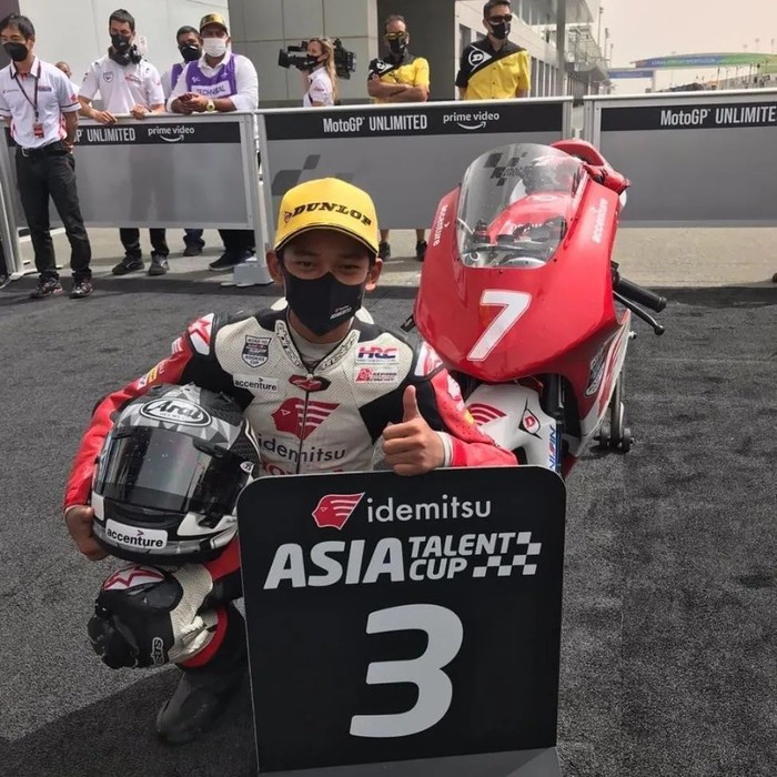 Veda Ega Pratama, Pembalap Umur 13 Tahun yang Ikut Parade MotoGP Jakarta Pembalap cilik Veda Ega Pratama (13) asal Kalurahan Wareng, Kapanewon Wonosari, Kabupaten Gunungkidul, Daerah Istimewa Yogyakarta (DIY), berkesempatan untuk bergabung dengan 18 pembalap dunia untuk bertemu dan melakukan foto bersama dengan Presiden Republik Indonesia Joko Widodo atau Jokowi di Istana Merdeka, Jakarta pada Rabu (16/3/2022).