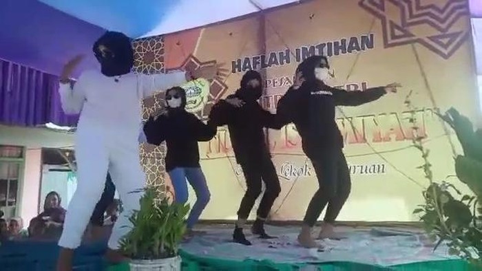 Viral 4 gadis joget TikTok di Pasuruan