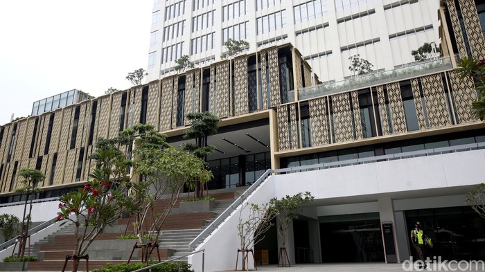 Pemugaran gedung Sarinah Thamrin diketahui sudah rampung. Pusat perbelanjaan pertama di Jakarta ini pun rencananya akan dibuka lagi pada 21 Maret mendatang.