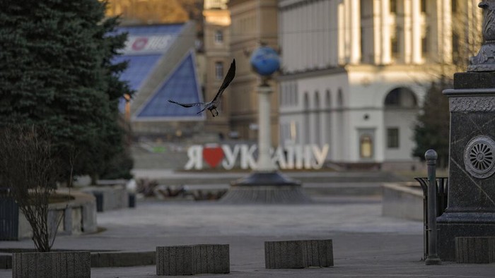 Warga Dilarang Keluar Rumah Imbas Invasi Rusia, Kota Kyiv Sepi Banget Serangan Rusia ke ibu kota Ukraina membuat warga Kyiv dilarang keluar rumah selama 35 jam. Kota itu pun makin terlihat sunyi bagaikan kota mati.