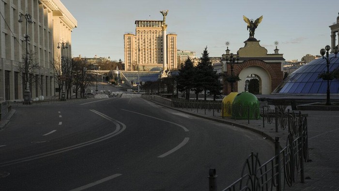Serangan Rusia ke ibu kota Ukraina membuat warga Kyiv dilarang keluar rumah selama 35 jam. Kota itu pun makin terlihat sunyi bagaikan kota mati.