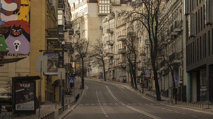 Serangan Rusia ke ibu kota Ukraina membuat warga Kyiv dilarang keluar rumah selama 35 jam. Kota itu pun makin terlihat sunyi bagaikan kota mati.