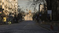 Penampakan kawasan pusat kota Kyiv, ibu kota Ukraina, yang sepi usai pihak berwenang melarang warga keluar rumah imbas invasi Rusia ke wilayah tersebut, Rabu (16/3/2022) waktu setempat.