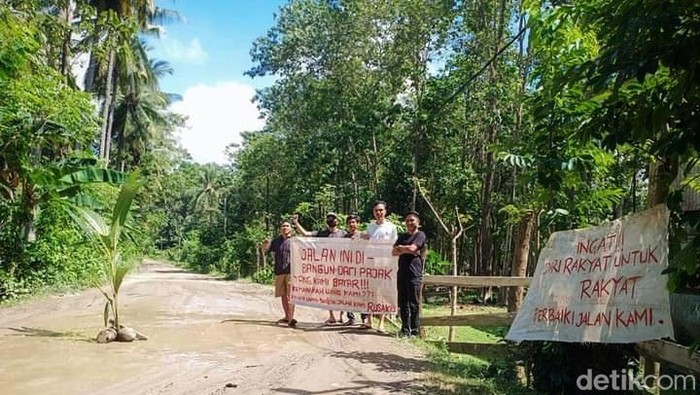 Warga Kecamatan Kajuara melayangkan protes soal jalan yang tak kunjung diperbaiki beberapa saat lalu.