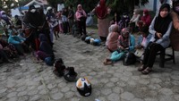 Untuk mendapatkan minyak goreng murah dalam kemasan warga rela antre sejak pukul 03.00 dini hari dengan syarat membawa foto copy kartu keluarga.