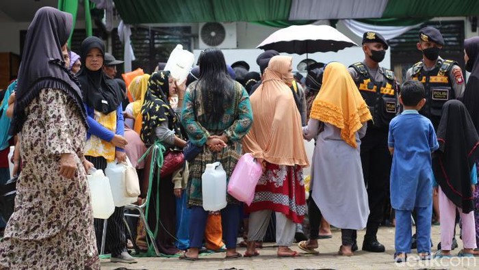 Warga mengantre minyak murah di Pontianak, Kalbar.