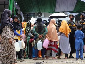 Operasi Pasar di Pontianak, Warga Antre Minyak Goreng Berjam-jam Tak Dilayani