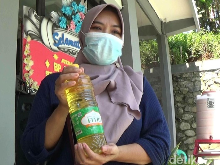 Warga saat mengikuti vaksinasi dengan bonus minyak goreng di kantor PPNI Banjarnegara, Kamis (17/3/2022).