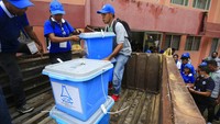 Petugas tampak mendistribusikan kotak suara dengan mobil bak terbuka.