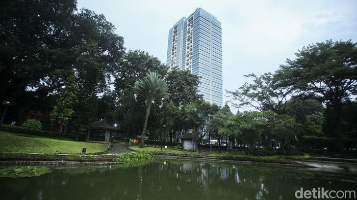 Warga beraktivitas di Taman Suryo, Jakarta, Jumat (18/3/2022). Pemprov DKI Jakarta akan menanami 30% persen ruang terbuka hijau (RTH) di Ibu Kota dengan tanaman hortikultura. Rencana ini masuk grand design pertanian yang ditargetkan rampung pada 2030.