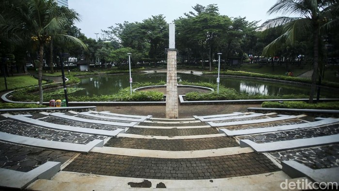 30% RTH di Jakarta Bakal Ditanami Tanaman Hortikultura Warga beraktivitas di Taman Suryo, Jakarta, Jumat (18/3/2022). Pemprov DKI Jakarta akan menanami 30% persen ruang terbuka hijau (RTH) di Ibu Kota dengan tanaman hortikultura. Rencana ini masuk grand design pertanian yang ditargetkan rampung pada 2030.