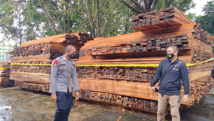 76 Ribu meter kubik kayu hutan Kalimantan disita di Banjarmasin, Kalsel karena dilengkapi dokumen palsu alias ilegal (detikcom/.Risanta)