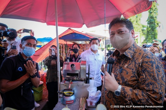 Airlangga Salurkan Bantuan PKL Warung di Sleman