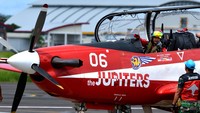 Penerbang Jupiter Aerobatic Team (JAT) TNI AU berbincang dengan kru usai mendarat di Lanud I Gusti Ngurah Rai, Badung, Bali.