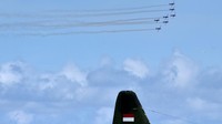 Jupiter Aerobatic Team (JAT) TNI AU bermanuver di kawasan Badung, Bali.