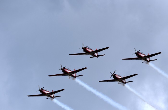 Jupiter Aerobatic Team (JAT) TNI AU bermanuver di kawasan Badung, Bali, Jumat (18/3/2022). Jupiter Aerobatic Team siap menampilkan 15 manuver formasi untuk memeriahkan penyelenggaraan MotoGP di Pertamina Mandalika International Street Circuit, Lombok Tengah, NTB pada Minggu (20/3) mendatang. ANTARA FOTO/Fikri Yusuf/rwa.