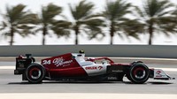 Alfa Romeo Racing masih setia dengan warna merah putih untuk menghiasi livery mobil Alfa Romeo F1 C42. Musim ini, mereka akan tampil dengan duet baru, yakni Valtteri Bottas dan Guanyu Zhou. Foto: Getty Images/Lars Baron