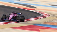 Namun khusus di GP Bahrain dan GP Arab Saudi, Alpine akan tampil dengan livery warna pink. Fernando Alonso dan Esteban Ocon akan kembali berpartner musim ini. Foto: Getty Images/Mark Thompson