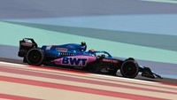 Terakhir yaitu Alpine. Menjalin kerja sama dengan BWT, livery biru mereka kini akan dihiasi warna pink. Foto: Getty Images/Lars Baron