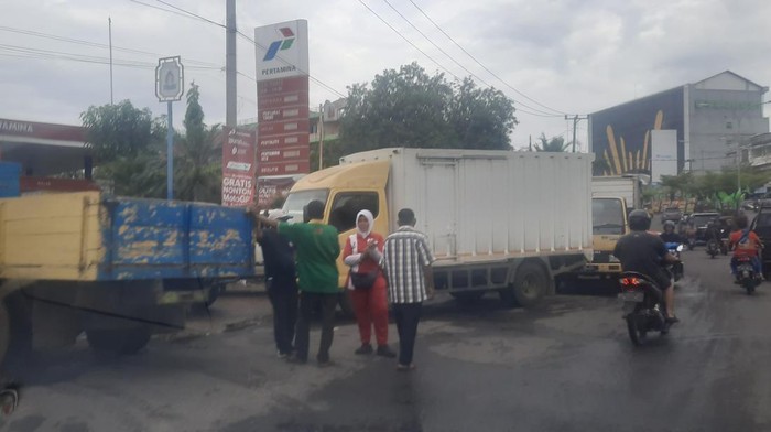 Antrean kendaraan di SPBU Jambi yang kesulitan pasokan BBM