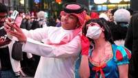 Orang-orang berfoto selfie saat mengikuti acara pesta kostum. Pesta kostum dan cosplayer ini dilakukan disaat Arab Saudi mencabut sebagian besar pembatasan COVID-19.