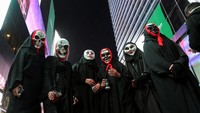 Warga Riyadh mengenakan kostum berpose saat mengikuti acara kostum.
