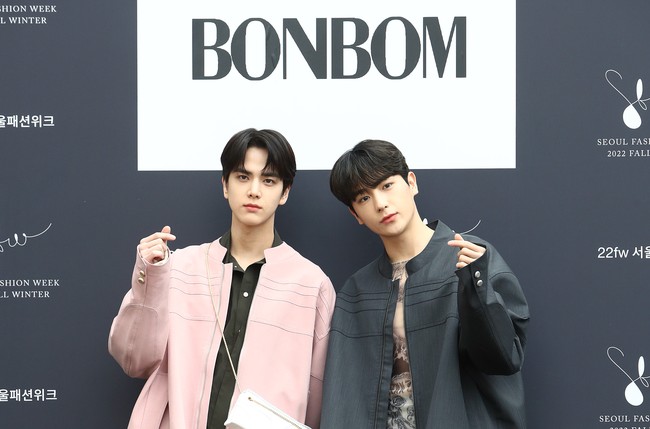 Kombinasi oversized jacket dan celana cargo berwarna pink membungkus tubuh Younghoon. Sementara itu, Hyunjae memilih busana bergaya edgy serba hitam. (Foto: Getty Images/Chung Sung-Jun)