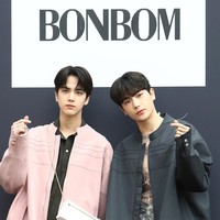 Kombinasi oversized jacket dan celana cargo berwarna pink membungkus tubuh Younghoon. Sementara itu, Hyunjae memilih busana bergaya edgy serba hitam. (Foto: Getty Images/Chung Sung-Jun)