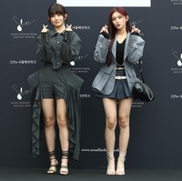 Personel IVE Leeseo dan Rei sukses mencuri perhatian dengan gaya seksi. Keduanya kompak dengan celana dan rok mini bergaya unik. (Foto: Getty Images/Chung Sung-Jun)