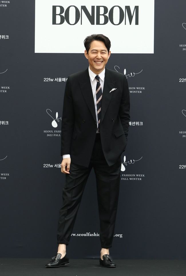 Lee Jung-jae, yang diumumkan sebagai global ambassador Gucci pada November lalu, tampil dalam balutan setelan serba hitam. Memberikan sentuhan stylish, celana berpotongan jogger yang menjadi andalan. (Foto: Getty Images/Chung Sung-Jun)