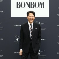 Lee Jung-jae, yang diumumkan sebagai global ambassador Gucci pada November lalu, tampil dalam balutan setelan serba hitam. Memberikan sentuhan stylish, celana berpotongan jogger yang menjadi andalan. (Foto: Getty Images/Chung Sung-Jun)