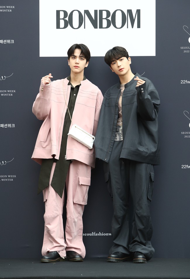 Personel The Boyz tak ketinggalan eksis. Hadir Younghoon dan Hyun Jae mewakili grup K-Pop yang terdiri dari 11 personel itu. (Foto: Getty Images/Chung Sung-Jun)