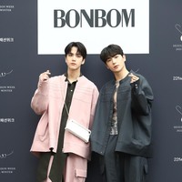 Personel The Boyz tak ketinggalan eksis. Hadir Younghoon dan Hyun Jae mewakili grup K-Pop yang terdiri dari 11 personel itu. (Foto: Getty Images/Chung Sung-Jun)