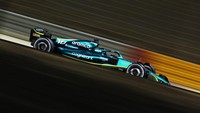 Tak ada lagi warna pink khas BWT di mobil Aston Martin AMR22. Gantinya, ada motif garis kuning yang membuat livery warna hijau semakin mengkilap. Mobil ini akan dipakai Sebastian Vettel dan Lance Stroll, namun Vettel absen di GP Bahrain karena COVID-19 dan digantikan Nico Hulkenberg. Foto: Getty Images/Lars Baron