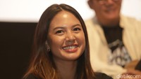 Manisnya senyum Aurelie Moeremans! (Foto: Palevi/detikcom) 