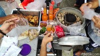 Mas Ipul yang asli berdarah Kediri ini mulai berjualan bakso sejak awal 2005. Ia berkeliling menggunakan sepedanya membawa bakso dagangannya.  Foto: detikFood/Devi S. Lestari