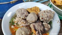 Mas Ipul menjual baksonya ini Rp 14 ribu per mangkok. Sederhana memang, tapi sensasi gurih kenyal bakso ini mampu membuat banyak orang ketagihan. Foto: detikFood/Devi S. Lestari